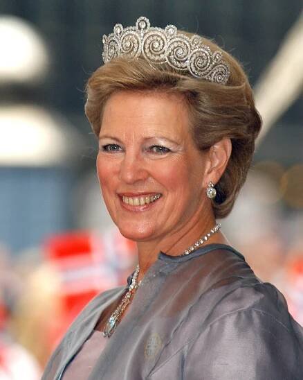 The Khedive of Egypt Tiara: An Enchanting Royal Love Story in Diamonds 9