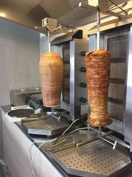 Kuřecí nebo hovězí kebab, zelenina, dresink a nápoj; u Döner boxu i hranolky