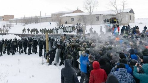 Sněhové koule na těžkooděnce. Rusové se vzpírají kvůli odsouzení bojovníka proti mobilizaci