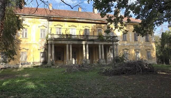Hundreds of millions of forints swallowed up by the decaying castle, the renovation has not even started – English