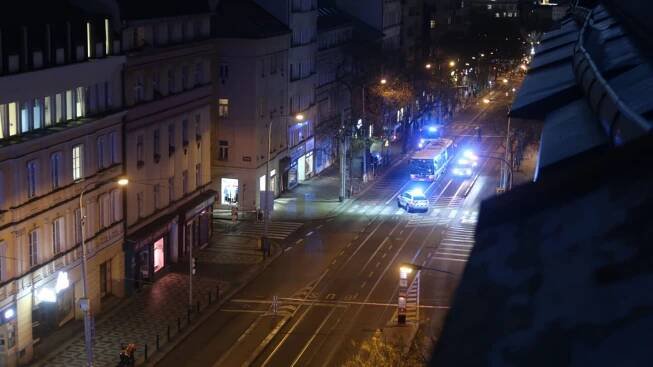 Galerie: Manévry v Praze. Policie kontroluje podezřelé předměty na Vinohradech a v Čimicích | FORUM 24