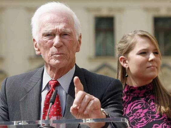 Americký astronaut českého původu Eugene Cernan v roce 2008 navštívil Českou republiku. V pozadí Cernanova vnučka Ashley.