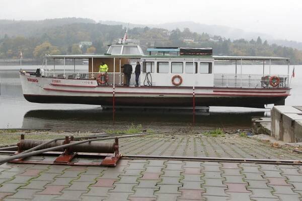 OBRAZEM: Loď na souši. Z přehrady vytáhli po hodině práce jako první parník Brno
