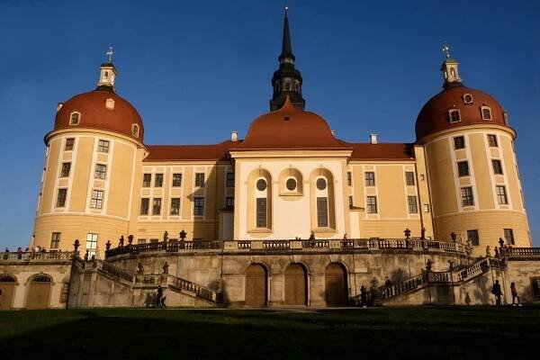 Zámek Moritzburg, který proslavila česká Popelka berou lidé útokem
