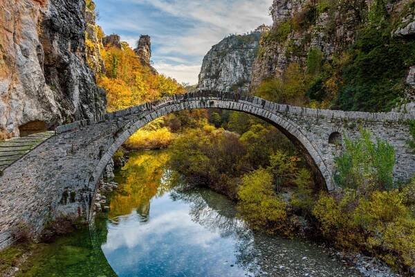 Kokoriho starý obloukový kamenný most (Noutsos) během podzimní sezóny na řece Voidomatis v Zagori, Epirus Řecko. — Stock obrázek