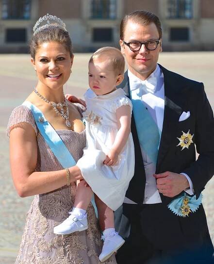 Soubor:Kronprinsessan Victoria, prinsessan Estelle och Prins Daniel-5.jpg – Wikipedie