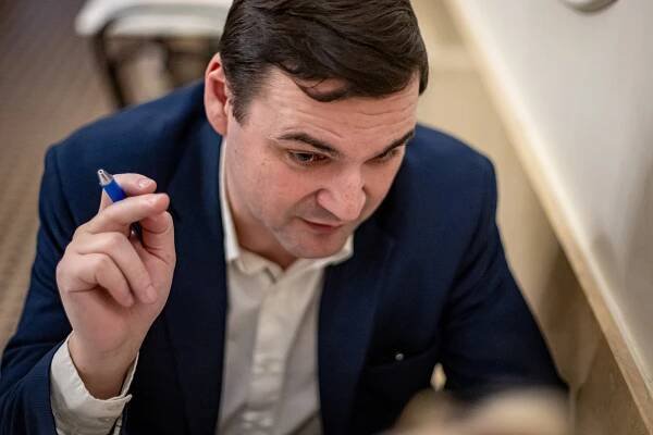 Z toho, že Babiš přivedl komunisty k moci, viním Fialu, říká Petr Macinka