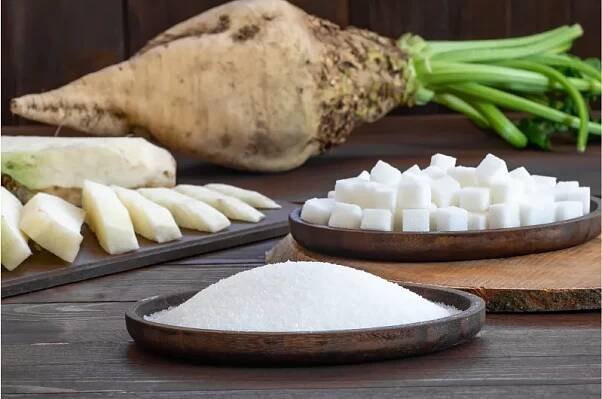 granulovaný a kostkovaný cukr v misce s čerstvou surovou cukrovou řepou na dřevěném stole, beta vulgaris - cukrová řepa řepa červená - stock snímky, obrázky a fotky