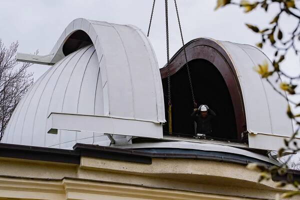OBRAZEM: Obří dalekohled odjel do Německa na opravu. Pryč bude zhruba rok
