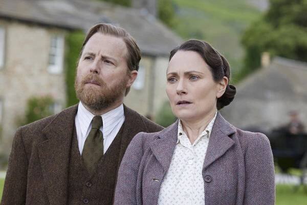 Všechny velké a malé bytosti - Papírování - Z filmu - Samuel West, Anna Madeley