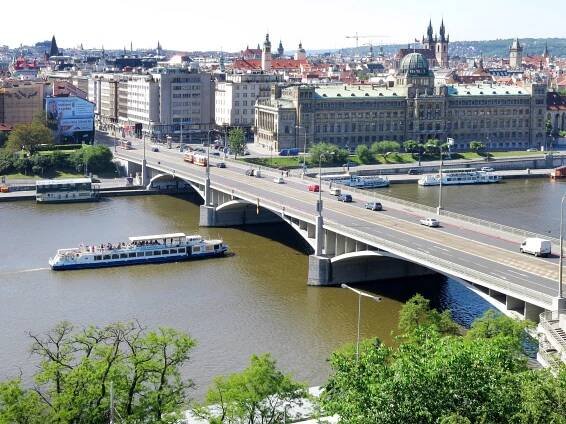 Tajuplné tunely, unikátní kluby i výlety do historie. Dovolenou v Praze si užijete