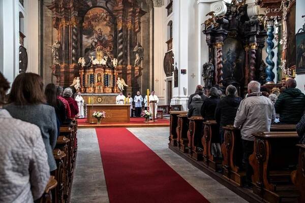 Mše svatá v Klatovech se zástupci jezuitského řádu - Diecéze plzeňská 