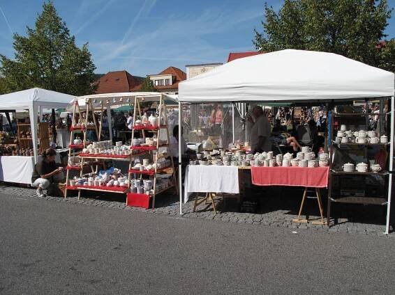 File:Hrnčířské trhy Beroun 2011, pruhované hrníčky.JPG