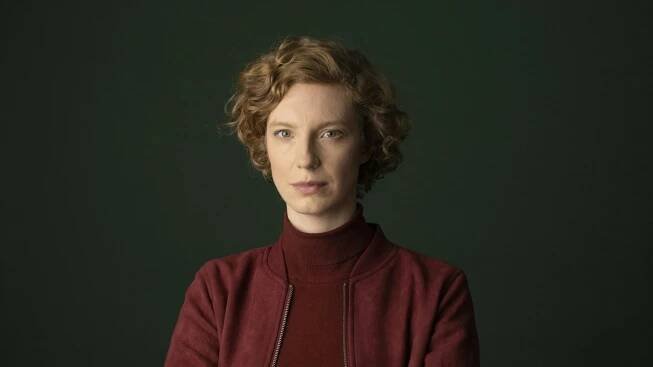 Luise Wolfram, 33, wuchs in Jena auf und studierte nach dem Abitur an der Schauspielkunsthochschule „Ernst Busch“ in Berlin. Sie spielte jahrelang an der Schaubühne, etwa die Titelrolle in Strindbergs Stück „Fräulein Julie“. Mit sieben Jahren trat sie im Kinofilm „Engelchen“ mit Susanne Lothar auf. Bekannt wurde sie jüngst mit TV-Rollen wie der Internistin Margot Sauerbruch in „Charité“. Im Bremer „Tatort“ war sie die BKA-Spezialistin Linda Selb – die am Pfingstmontag als Kommissarin in das neue Ermittlerteam aufsteigt.