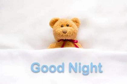 Medvídek ležel na bílém lůžku se zprávou "dobrou noc " — Stock obrázek