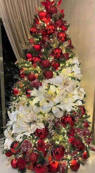 Elegant Christmas Tree with Red and White Decorations