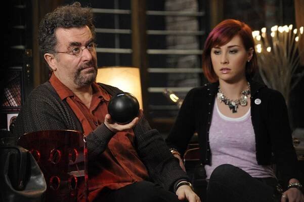 Skladiště 13 - Napříč časem - Z filmu - Saul Rubinek, Allison Scagliotti