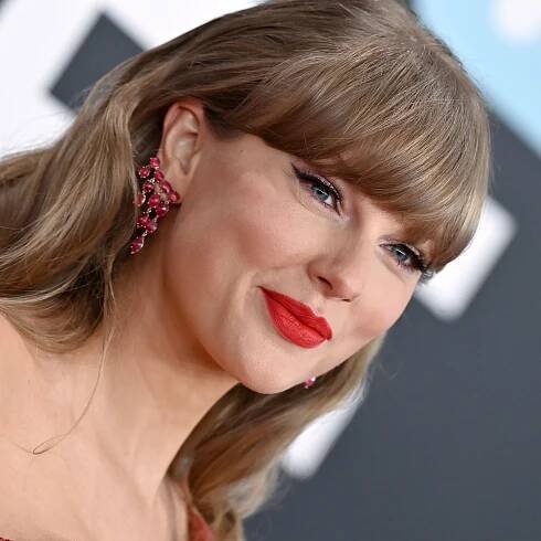 Taylor Swift Surprises Patients at Florida Children's Hospital — See Videos