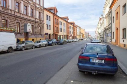 Husova ulice: Parkovací automaty vyhnaly auta