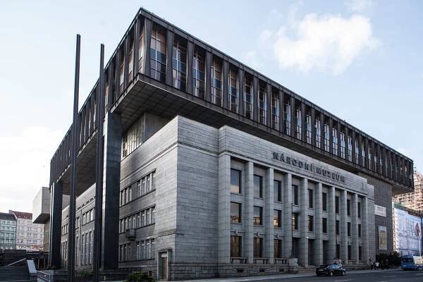 BUDOVA FEDERÁLNÍHO SHROMÁŽDĚNÍ / THE FEDERAL ASSEMBLY BUILDING