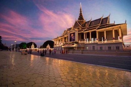 The area around the Royal Palace in Phnom Penh is frequented a lot once the sun goes down. © ULLI MAIER & NISA MAIER