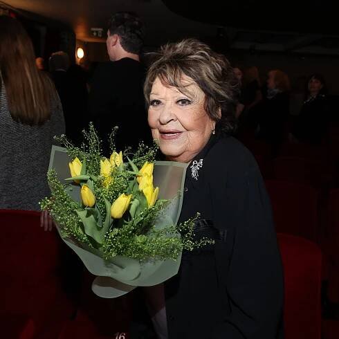 Jiřina Bohdalová s kyticí