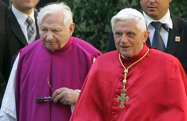 Benedikt XVI. bol navštíviť umierajúceho brata, od návratu z Nemecka je chorý