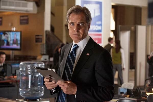 Pomsta - Truth: Part 1 - Z filmu - Henry Czerny