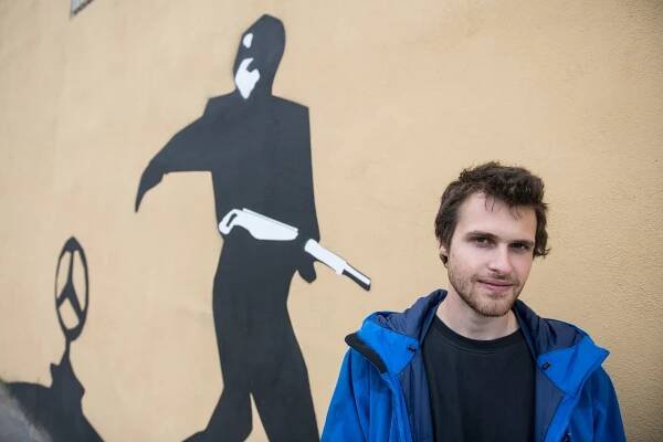Student architektury Jakub Marek před malbou připomínající... | iROZHLAS - spolehlivé zprávy