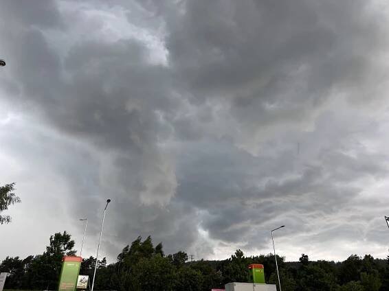 Na Krumlovsko opět dorazily bouřky. Na sobotu předpověď slibuje letní teploty