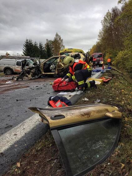 Při nehodě dvou osobních aut a kamionu mezi Dolním Žandovem a jesenickou přehradou zemřelo malé dítě | POŽÁRY.cz - ohnisko