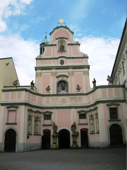 Minoritský_klášter_s_kostelem_sv._Ducha,_Opava.JPG