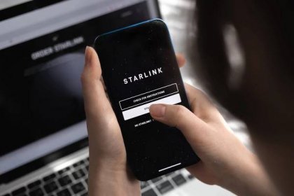 Poltava, Ukrajina - 26. března 2022: Žena používající aplikaci Starlink na mobilním telefonu, Elon Musk Internet — Stock obrázek