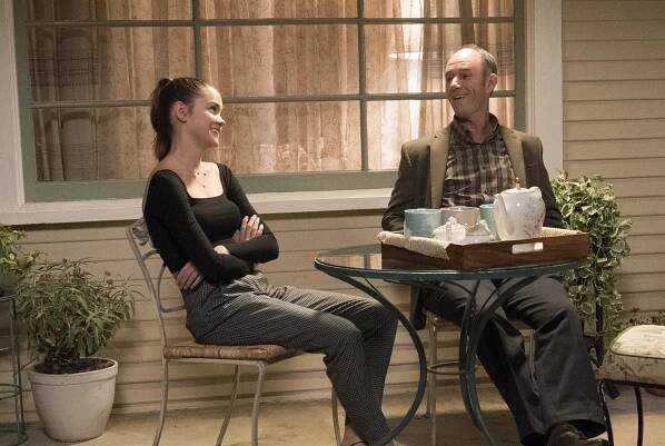 Fosterovi - Sbohem duchu - Z filmu - Maia Mitchell, Jamie McShane
