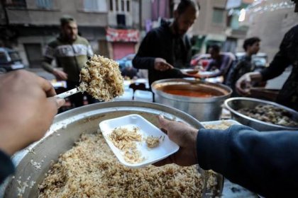 In pictures: Egypt’s Ramadan tables provide iftar for increasing numbers of people in need | Middle East Eye