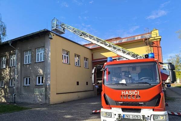 Požár střechy průmyslového objektu v Hradci Králové
