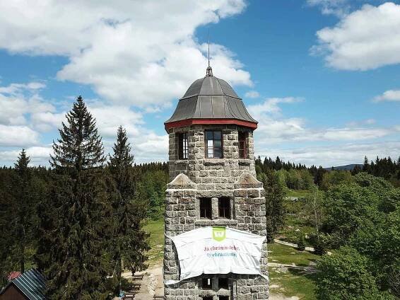 Obří rouška na rozhledně Bramberk v Lučanech nad Nisou.
