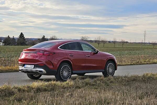 Test Mercedes-Benz GLC 300 de 4MATIC kupé | naftový plug-in hybrid (2024)