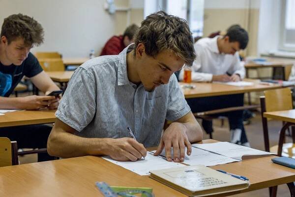 Studenti znají výsledky maturitních testů. Proti matematice i češtině vznikly petice