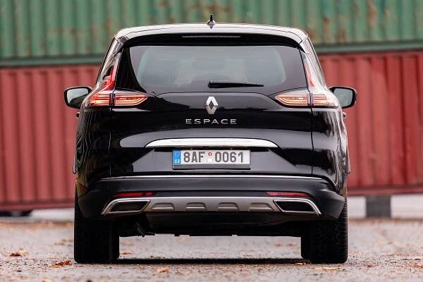 Renault omladil Espace a napěchoval ho luxusem. Zachrání to kdysi tolik oblíbené rodinné MPV?