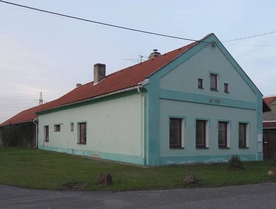 Soubor:Sendrazice (Kolin) F. DumUKrizovatky.jpg