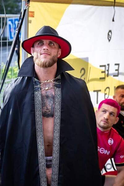 Veřejné vážení před Oktagonem 58 sledovalo u Edenu několik stovek fanoušků