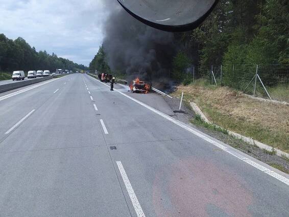 Dálnici D1 blokovala dlouhá kolona. Shořelo tam auto