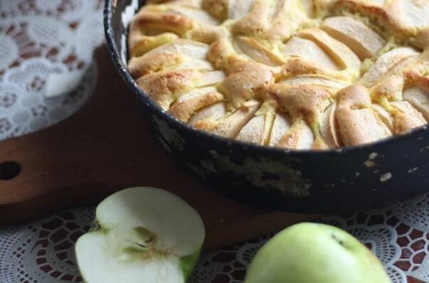 Jablečno-hruškový koláč – zdravý recept – se slaným medem a bourbonem - Receptik.cz