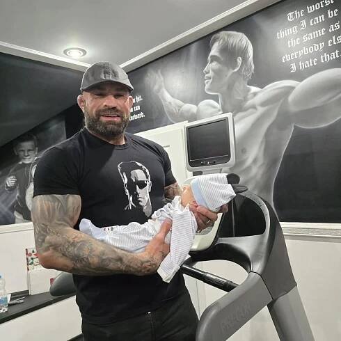 Karlos Vémola s rozkošným Arniem: Měsíčního syna vzal poprvé do gymu. Moje lásky, rozněžnila se Lela