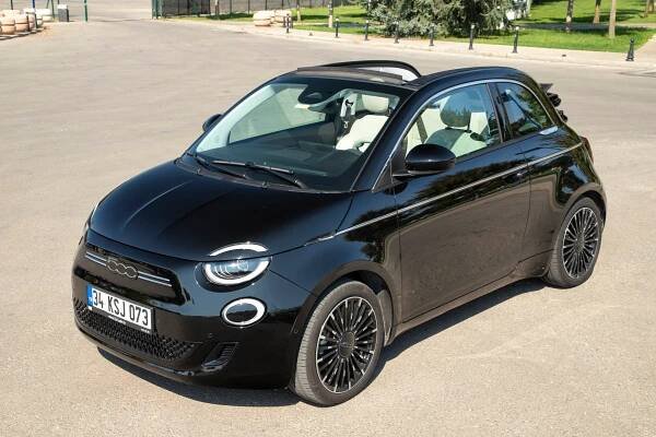 Black Fiat 500e Cabrio electric convertible.