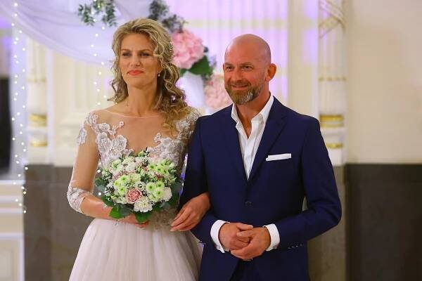 Je jim přes 40 a poprvé se viděli až před oltářem. Podívejte se na další pár ze svatební reality show