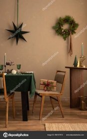 Interiér Vánoční Jídelny Stolem Zeleným Ubrusem Dřevěnou Konzolí Vánočním Věncem — Stock Fotografie © Followtheflow #684747610