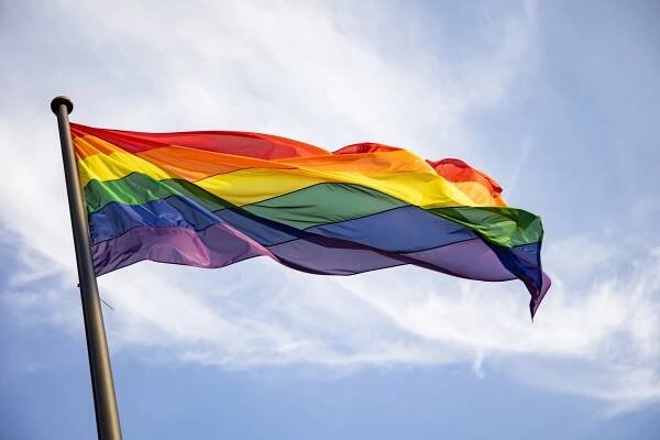 Výuka LGBT témat ve školách vyvolává mnoho ohlasů, mezi nimi jsou i negativní reakce.
