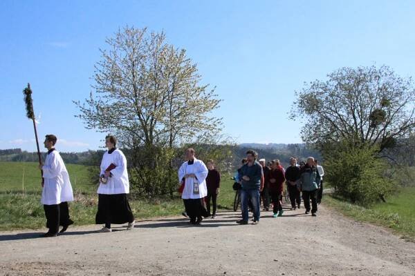 Průvod do polí Vidče 21. 4. 2019 - Farnost Zubří